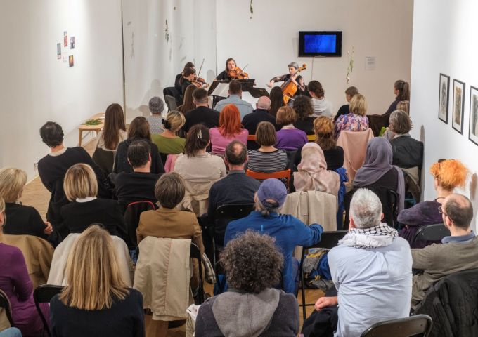 Koncert „Muzikom kroz izložbu“: umjetnost kao otpor i svjedočanstvo