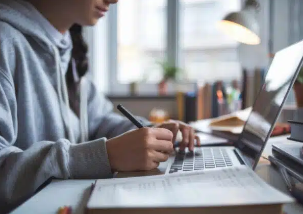 Pisanje rukom vs. tipkanje: Šta je bolje za učenje?