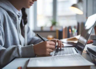 Pisanje rukom vs. tipkanje: Šta je bolje za učenje?